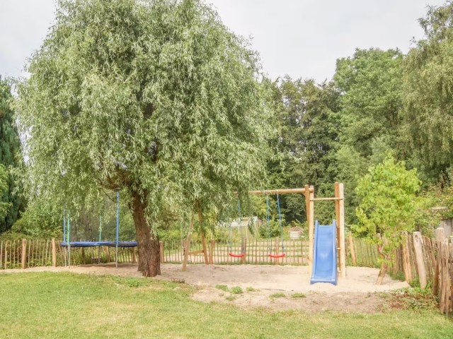 spielplatz-neben-der-terasse