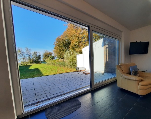 ebenerdig in den herbstlichen Garten