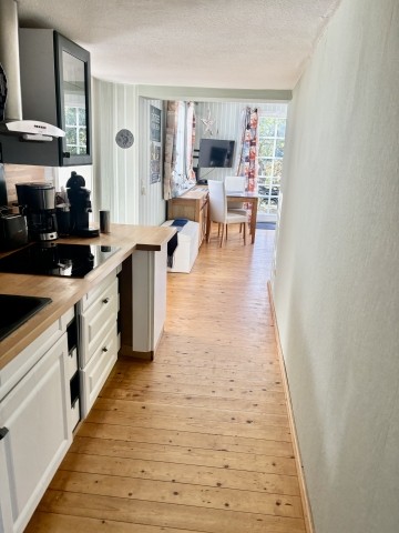 Die Küche hinter dem kleinen Flur, ein Durchgangsraum zum Wohnzimmer Die Küche hinter dem kleinen Flur, ein Durchgangsraum zum Wohnzimmer