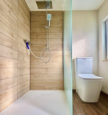 Das Bad ist im Frühjahr 2025 frisch renoviert und modern eingerichtet Das Bad ist im Frühjahr 2025 frisch renoviert und modern eingerichtet