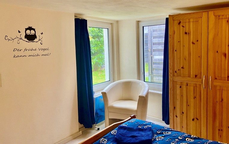 Das Schlafzimmer geht zum Garten hinaus und weckt Sie mit Vogelgezwitscher Das Schlafzimmer geht zum Garten hinaus und weckt Sie mit Vogelgezwitscher