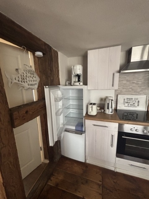 Sie finden eine Kühl-Gefrierkombination, nebst einem Geschirrspüler, einem Ceranfeld   Backofen. Eine Küche, die alles hat, was Sie brauchen