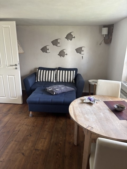 Dieses kleine Sofa ist perfekt, um nach einem Tag in der Sonne die Beine hochzulegen.