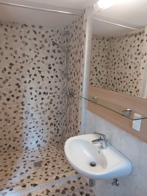 Badezimmer mit ebenerdiger Dusche