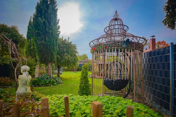 Rosenpavilion im Garten. Rosenpavilion im Garten.