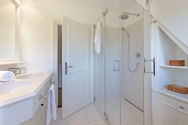 Badezimmer eins im  OG Badezimmer eins im  OG