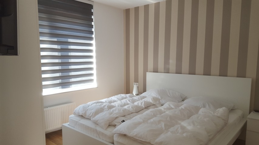 Schlafzimmer mit Doppelbett im Erdgeschoss