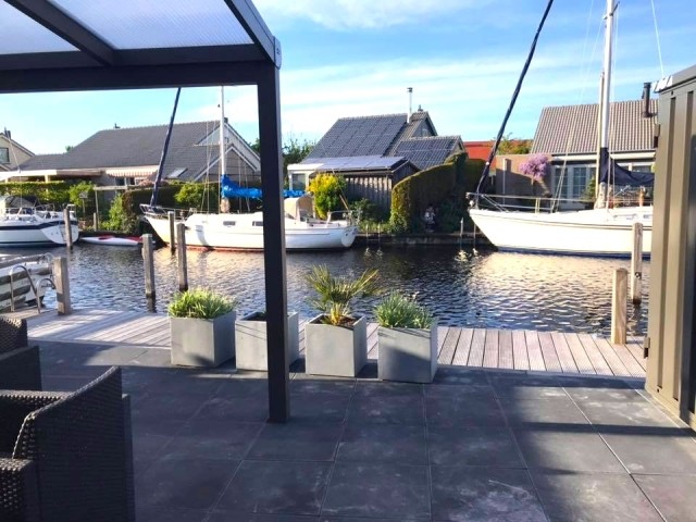 Garten mit grosse Terrasse und Bootssteg