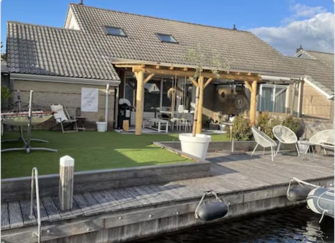 Ferienhaus am Wasser mit Bootssteg