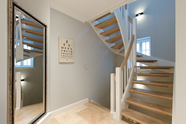 Flur EG und Treppe