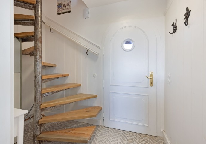 Treppe ins OG und Eingangsbereich Treppe ins OG und Eingangsbereich