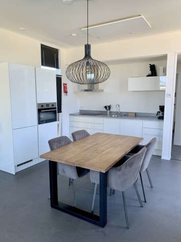 Offene Küche mit gemütlichem Essbereich