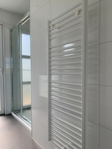 mit ebenerdiger Dusche und Handtuchheizung