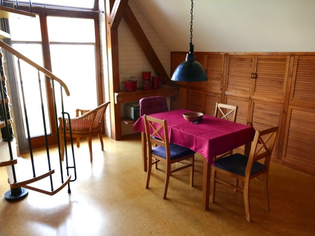 Essplatz und Wendeltreppe zur Galerie Essplatz und Wendeltreppe zur Galerie