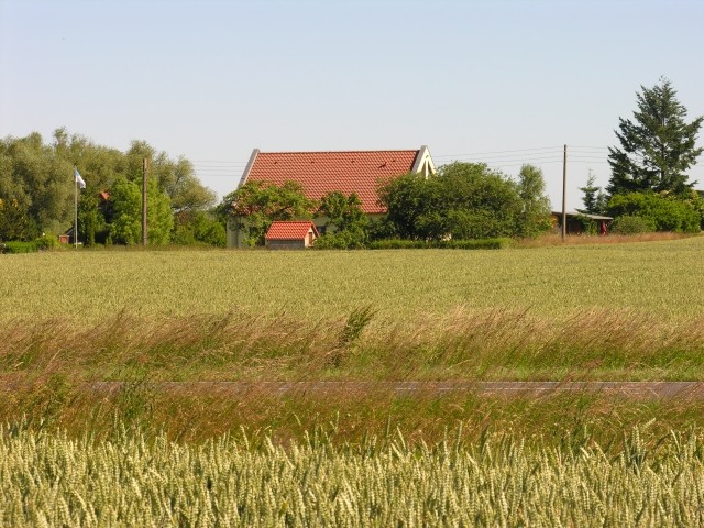 von drei Seiten von Feldern umgeben von drei Seiten von Feldern umgeben