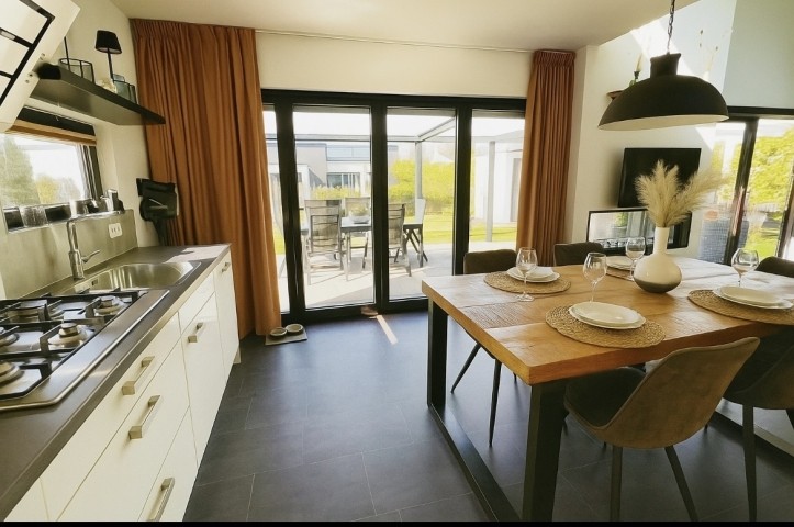 Esstisch bietet Platz für 6 Personen Esstisch bietet Platz für 6 Personen