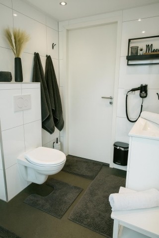 Badezimmer 1 mit WC und Regendusche