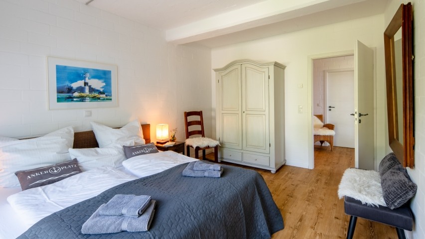 Schlafzimmer mit Doppelbett