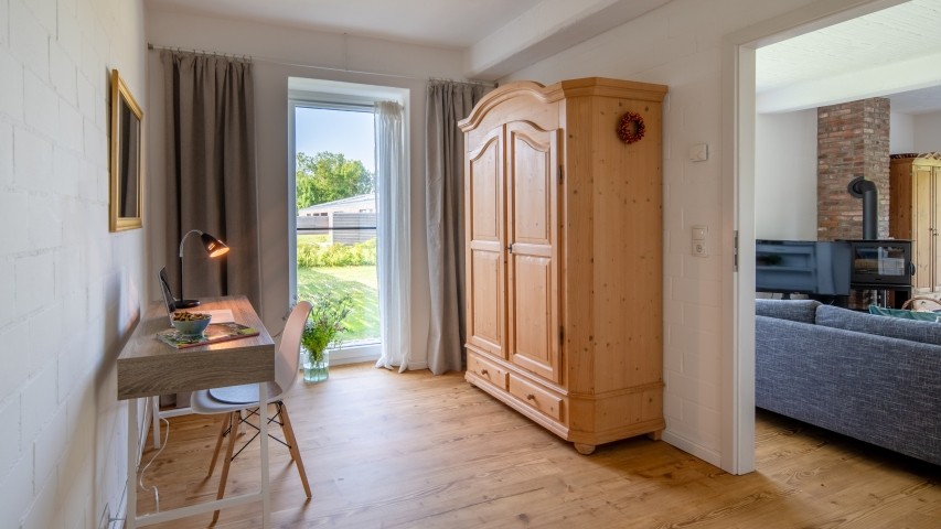 Schlafzimmer mit Doppelbett und Schreibtisch