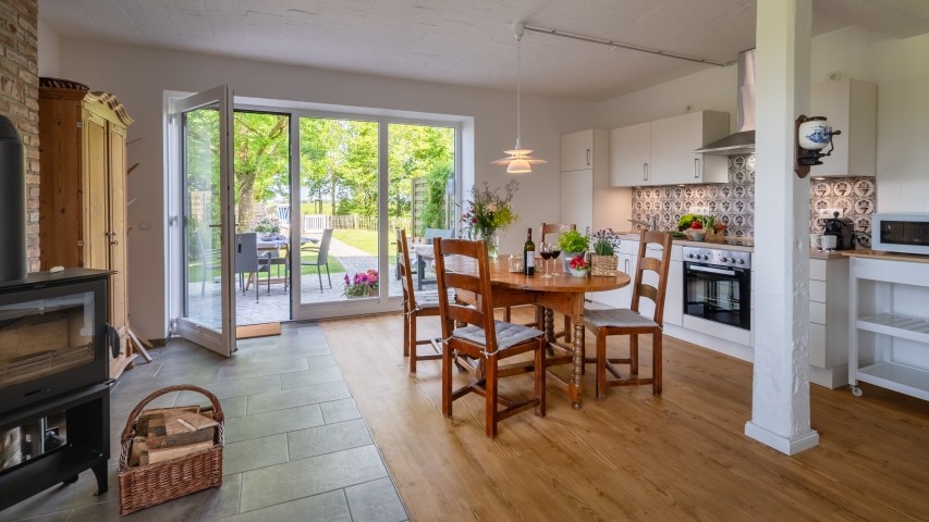 Wohn- und Essbereich mit Blick in den Garten