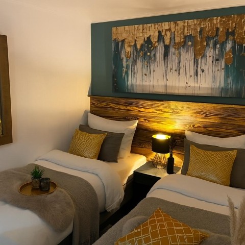 2. Schlafzimmer mit TV und kleiner Ankleide