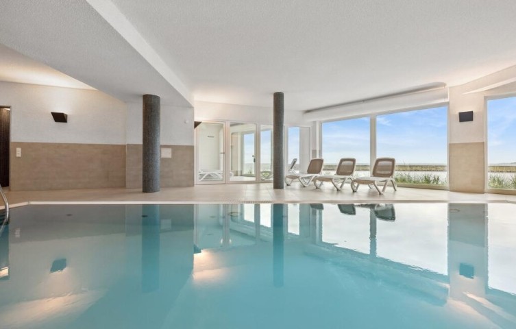 Wunderschöner kostenfreier Poolbereich mit Blick aufs Meer! Wunderschöner kostenfreier Poolbereich mit Blick aufs Meer!