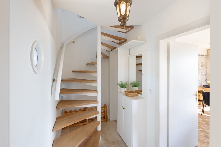 Eingangsbereich und Treppe Eingangsbereich und Treppe