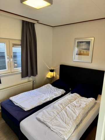 Hauptschlafzimmer mit bequemen Doppelbett