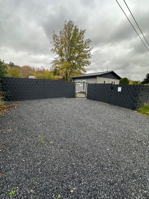 Zwei eigene Parkplätze direkt am Haus.