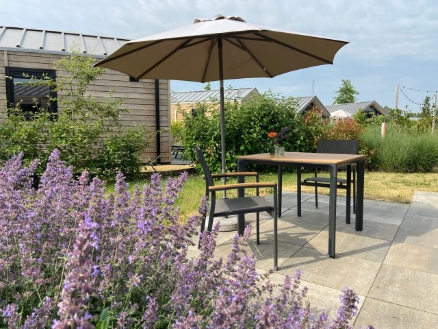 Der Außenbereich ist auch mit einem Essplatz ausgestattet