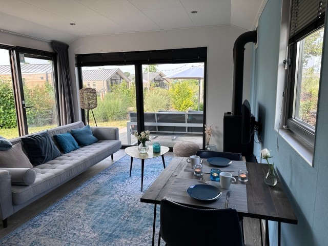 Der offene Wohn- und Essbereich ist sehr stilvoll eingerichtet