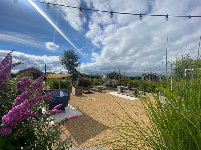 Große gemeinschaftlich genutzter Aussenbereich mit Grillstelle