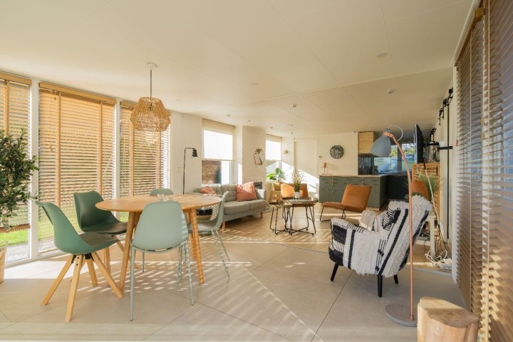 Das geschmackvoll, neue eingerichtete Wohnzimmer