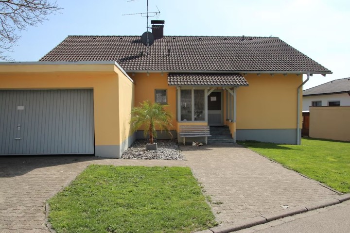 Haupteingang mit PP vor der Tür