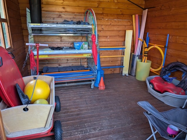 Hütte mit Trainingszubehör an der Hundetrainingswiese