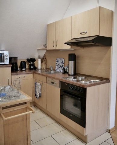 Offene voll ausgestattete Küche