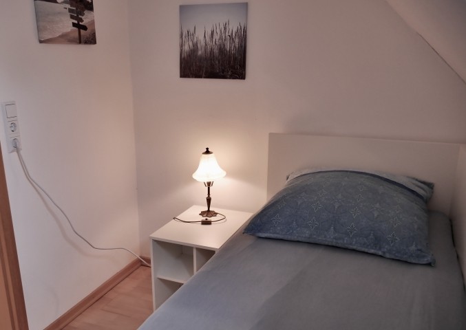 Behagliches Schlafzimmer mit Einzelbett