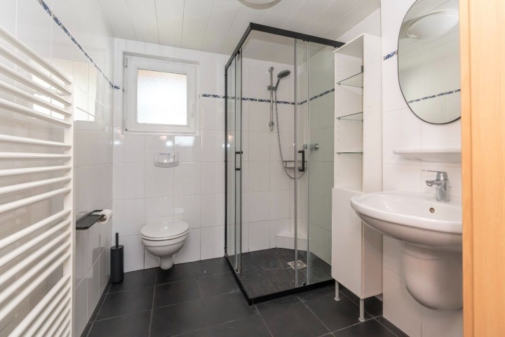Badezimmer 1 mit Dusche, Waschbecken und Toilette