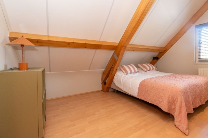 Schlafzimmer 1 mit 2 Einzelboxspringbetten und Schrank