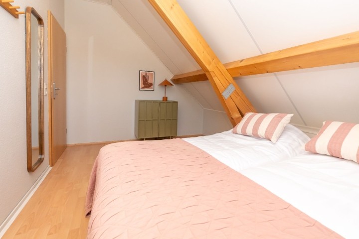 Schlafzimmer 1 mit 2 Einzelboxspringbetten und Schrank