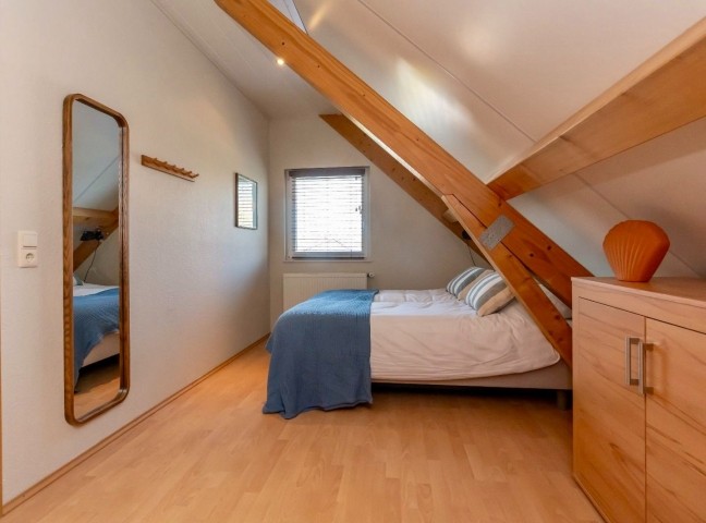 Schlafzimmer 2 mit 2 Einzelboxspringbetten und Schrank