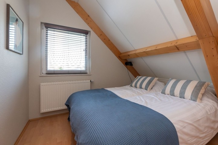 Schlafzimmer 2 mit 2 Einzelboxspringbetten und Schrank