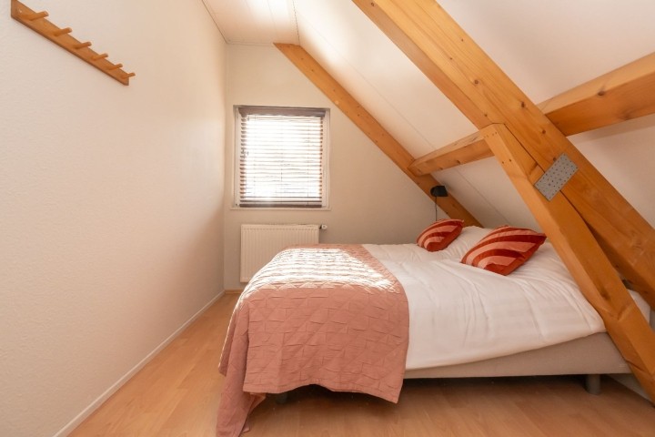 Schlafzimmer 3 mit 2 Einzelboxspringbetten und Schrank