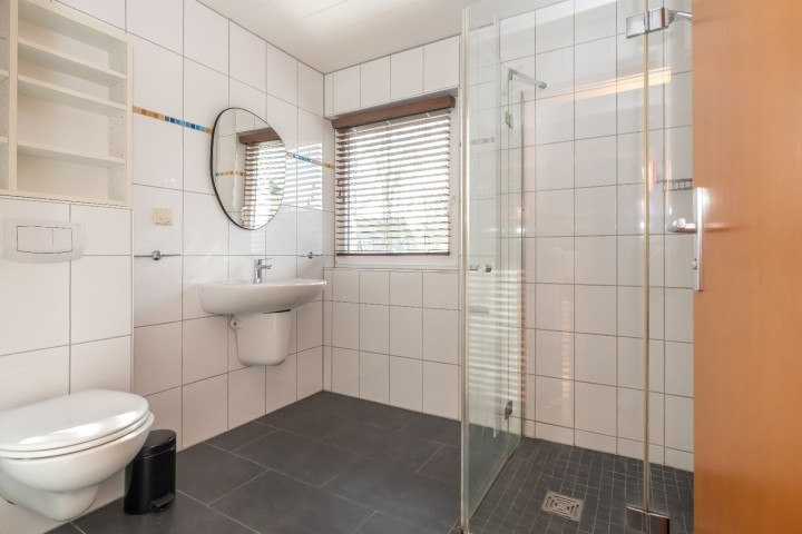 Badezimmer 2 mit Dusche, Waschbecken und Toilette