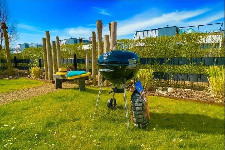 Ein toller Holzkohle Grill steht kostenlos zur Verfügung