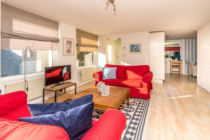 Wohnzimmer mit Digital-TV und HiFi Set