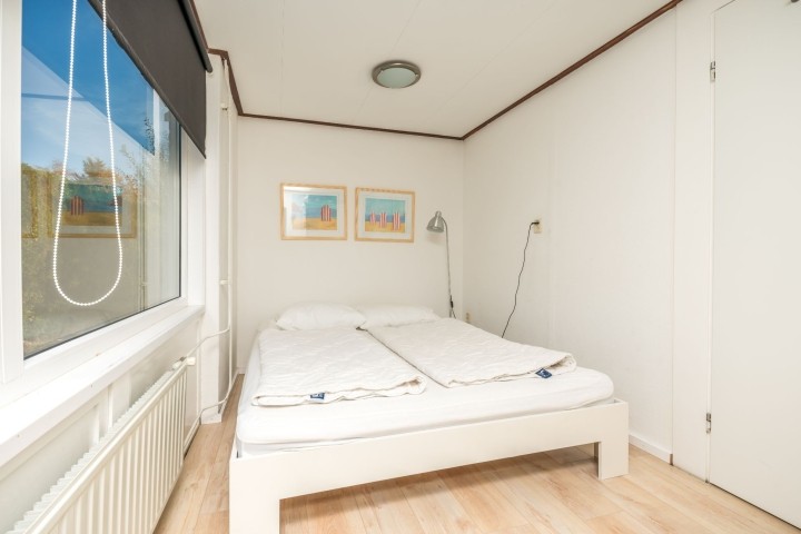 Schlafzimmer 1 mit Doppelbett und Kleiderschrank