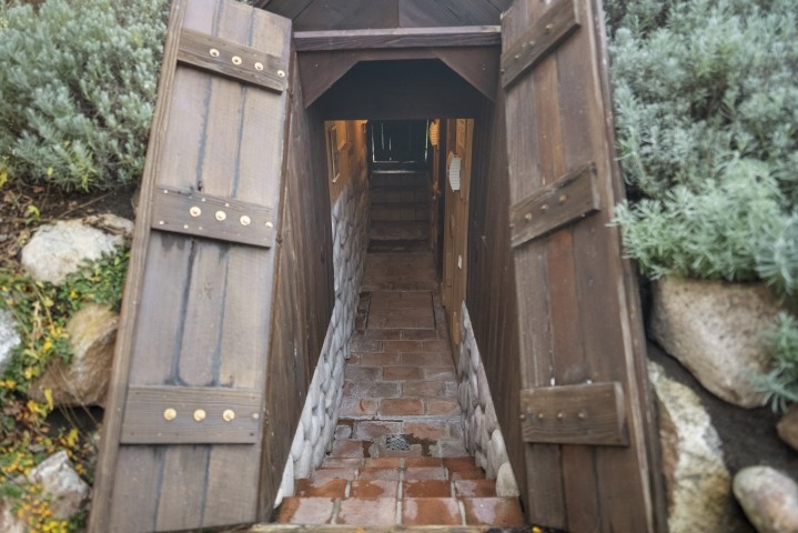 Eingang zur sichtgeschützten Erdsauna
