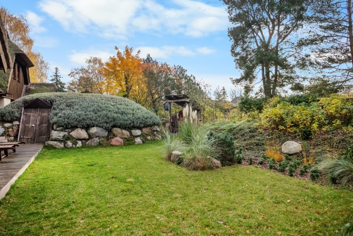 Garten sichtgeschützt, Lavendelhügel mit Erdsauna