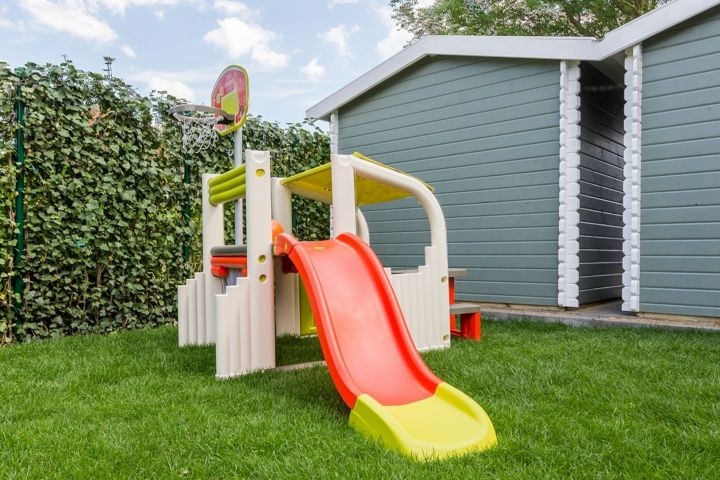 Kinderspielgerät im Vorgarten